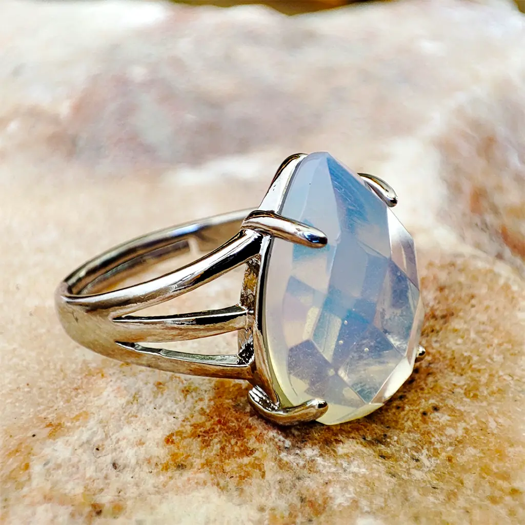 Anillo de Opalina Facetada en Lágrima Ajustable Anillo ajustable de metal plateado con opalina facetada en forma de lágrima