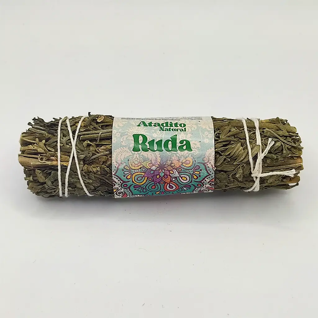 Atado de ruda natural para limpieza y protección energética