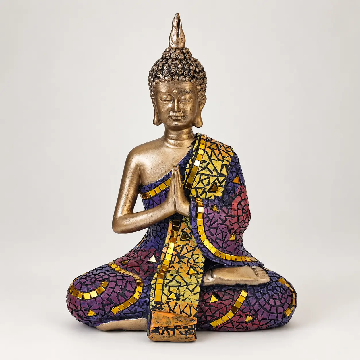 Figura de Buda dorado en Namasté con vestimenta de mosaico