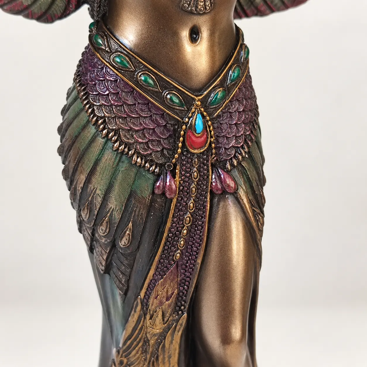 Figura de Isis, Diosa Egipcia de la Magia y la Sabiduría Figura de Isis diosa egipcia con alas extendidas de 34 cm