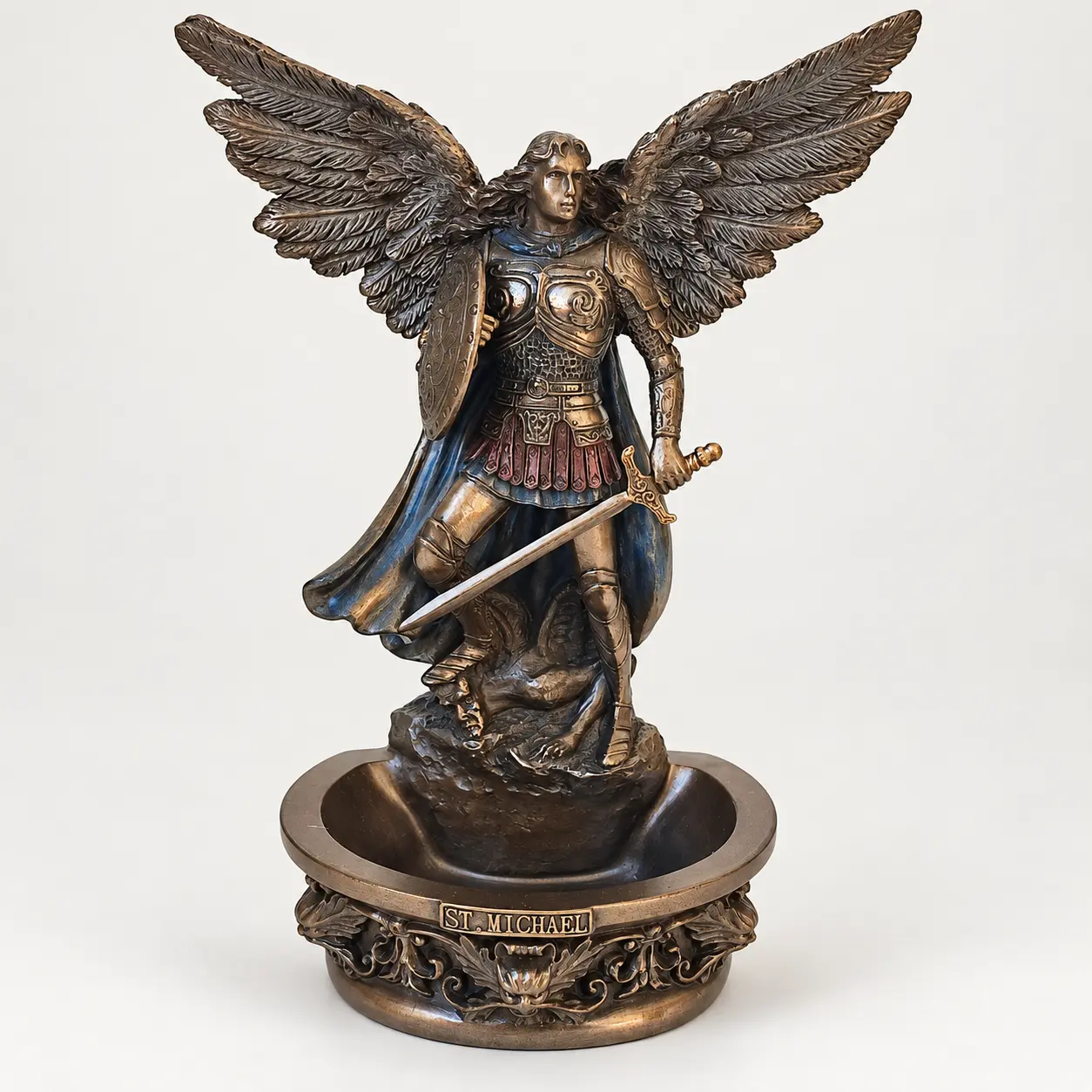 Figura mural del Arcángel Miguel con espada, escudo y recipiente