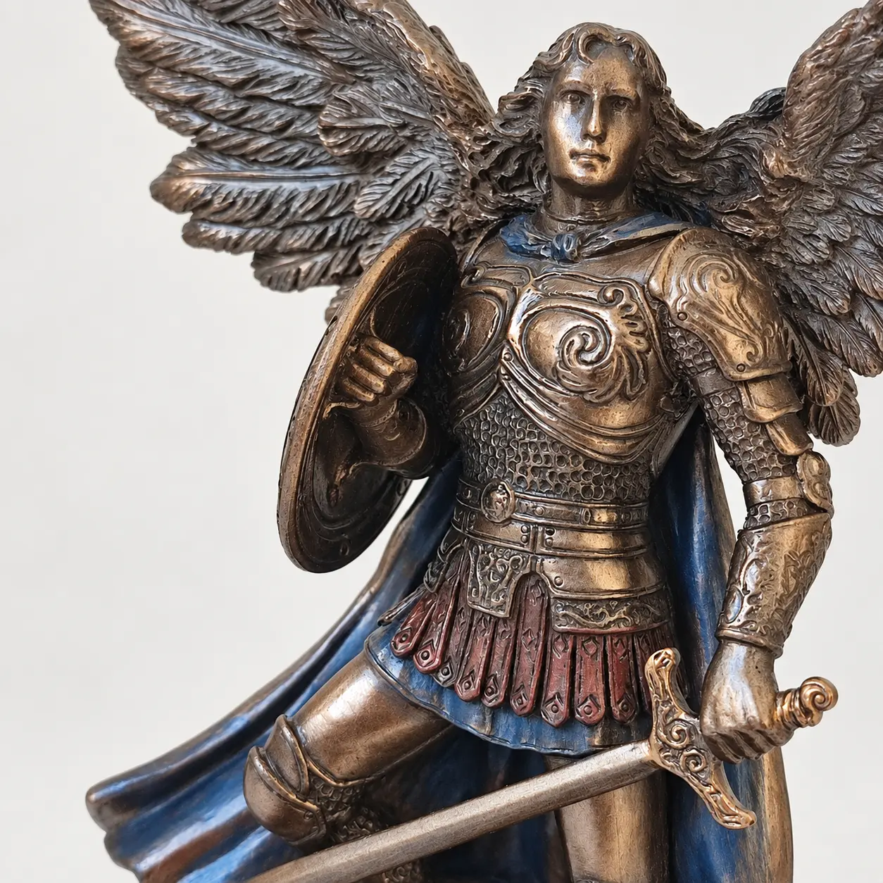 Figura Mural del Arcángel Miguel Figura mural del Arcángel Miguel con espada, escudo y recipiente