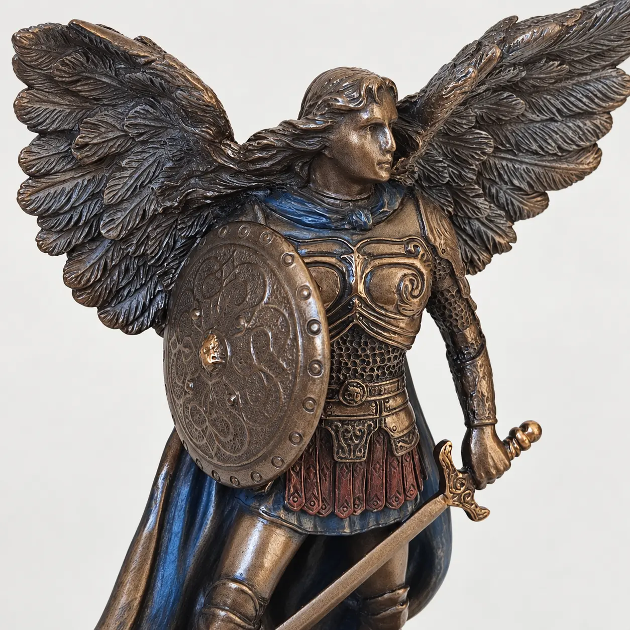 Figura Mural del Arcángel Miguel Figura mural del Arcángel Miguel con espada, escudo y recipiente