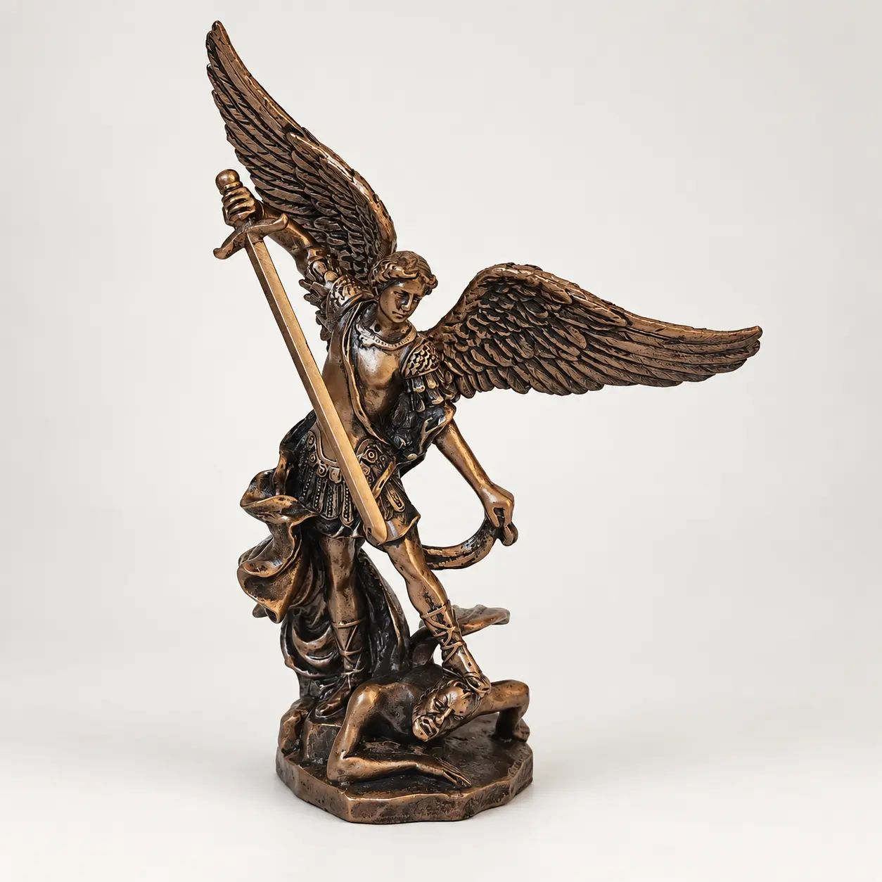 Figura pequeña de San Miguel Arcángel con espada de 11 cm