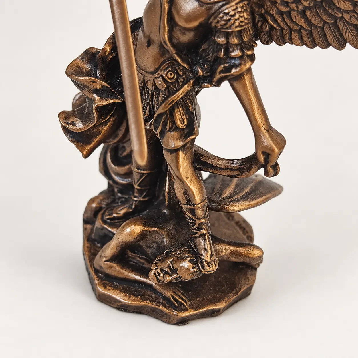 Figura de San Miguel Arcángel con Espada Figura pequeña de San Miguel Arcángel con espada de 11 cm