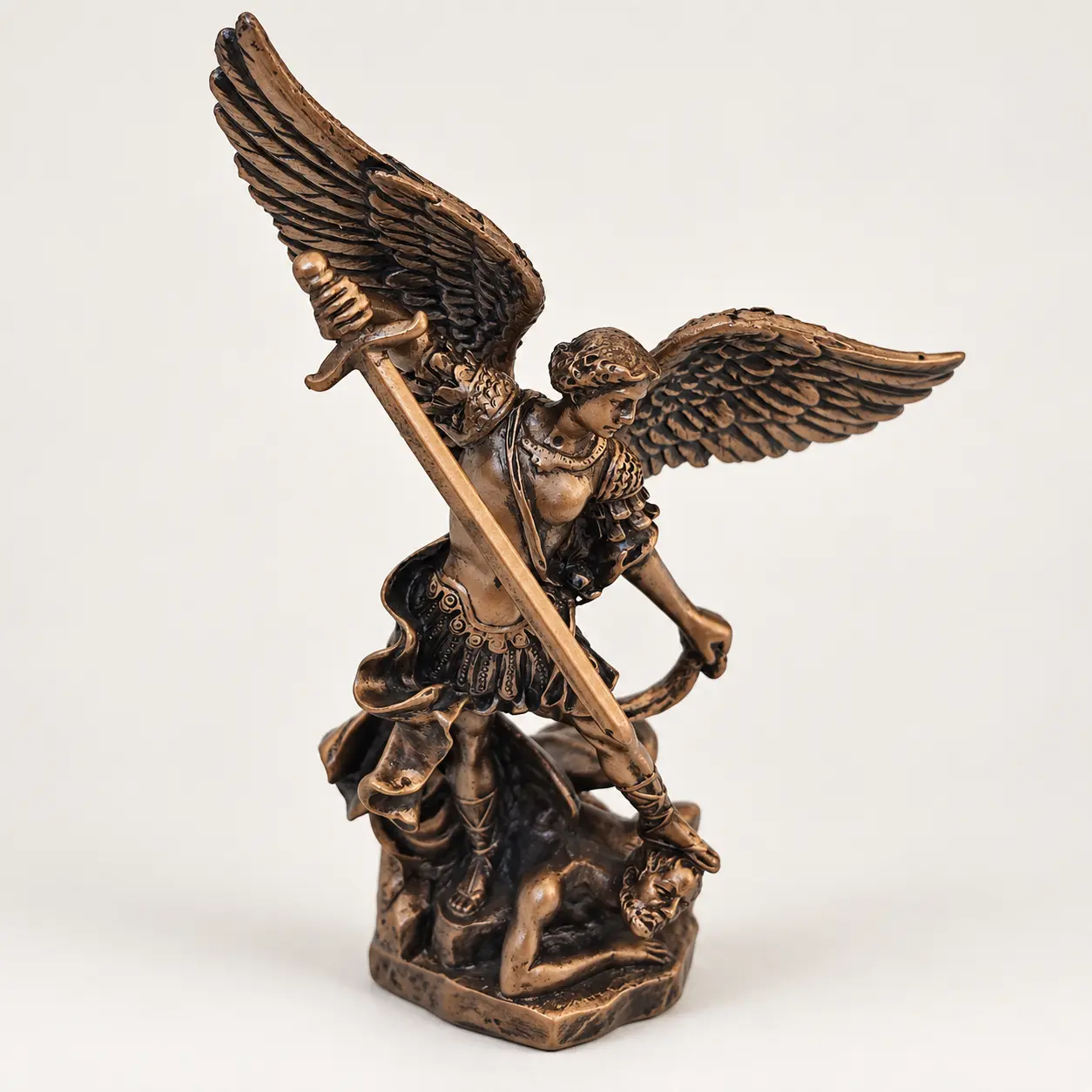 Figura de San Miguel Arcángel con Espada Figura pequeña de San Miguel Arcángel con espada de 11 cm