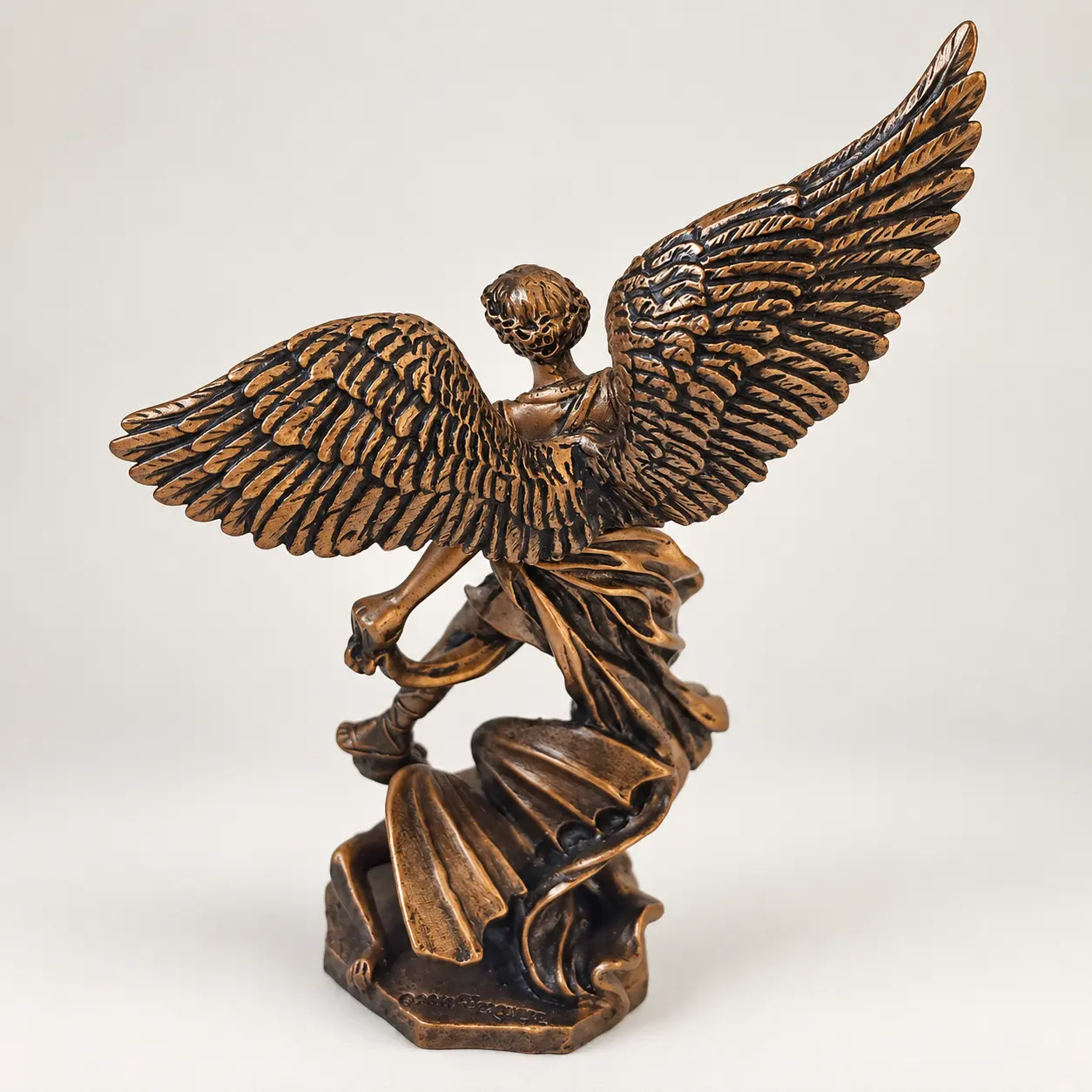 Figura de San Miguel Arcángel con Espada Figura pequeña de San Miguel Arcángel con espada de 11 cm