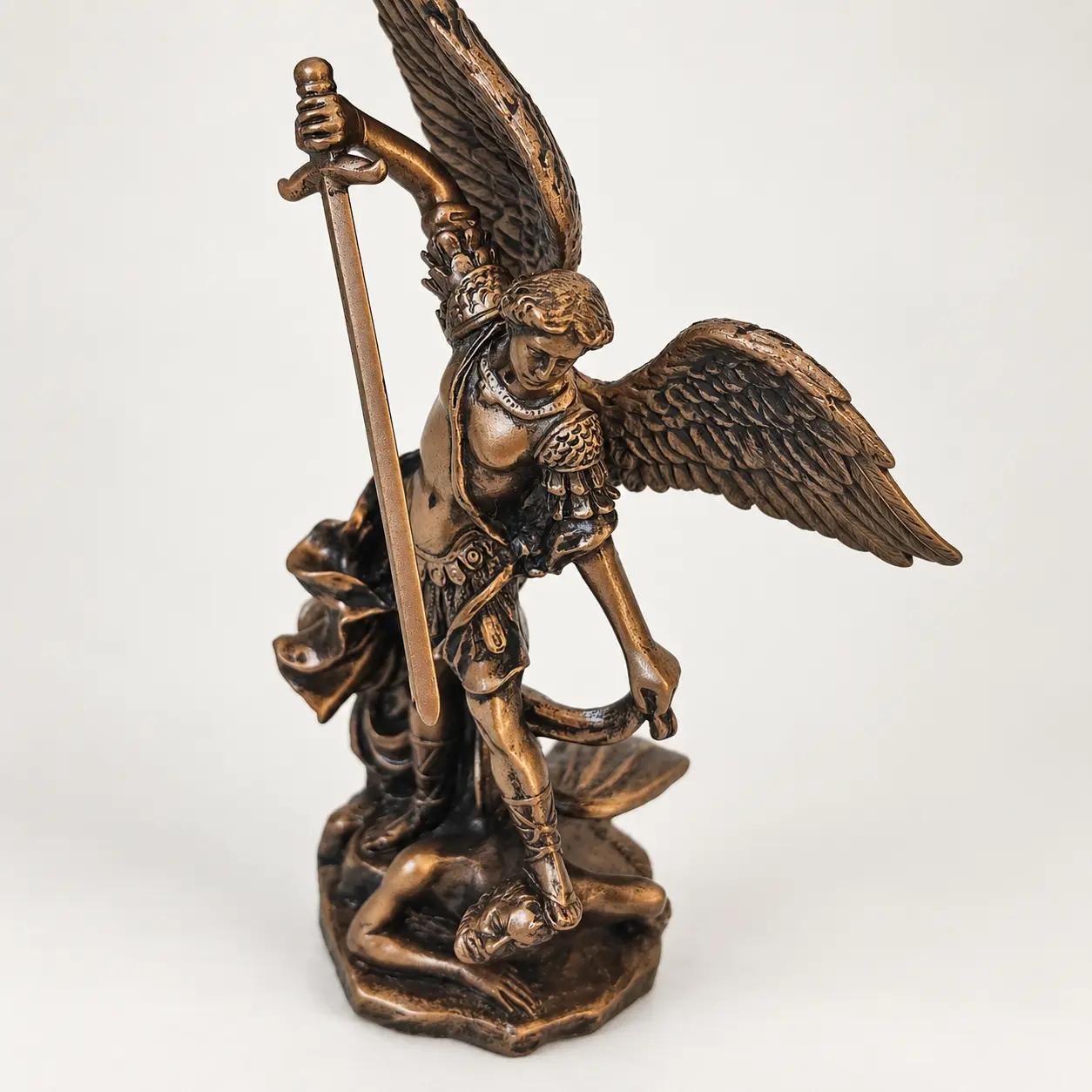 Figura de San Miguel Arcángel con Espada Figura pequeña de San Miguel Arcángel con espada de 11 cm