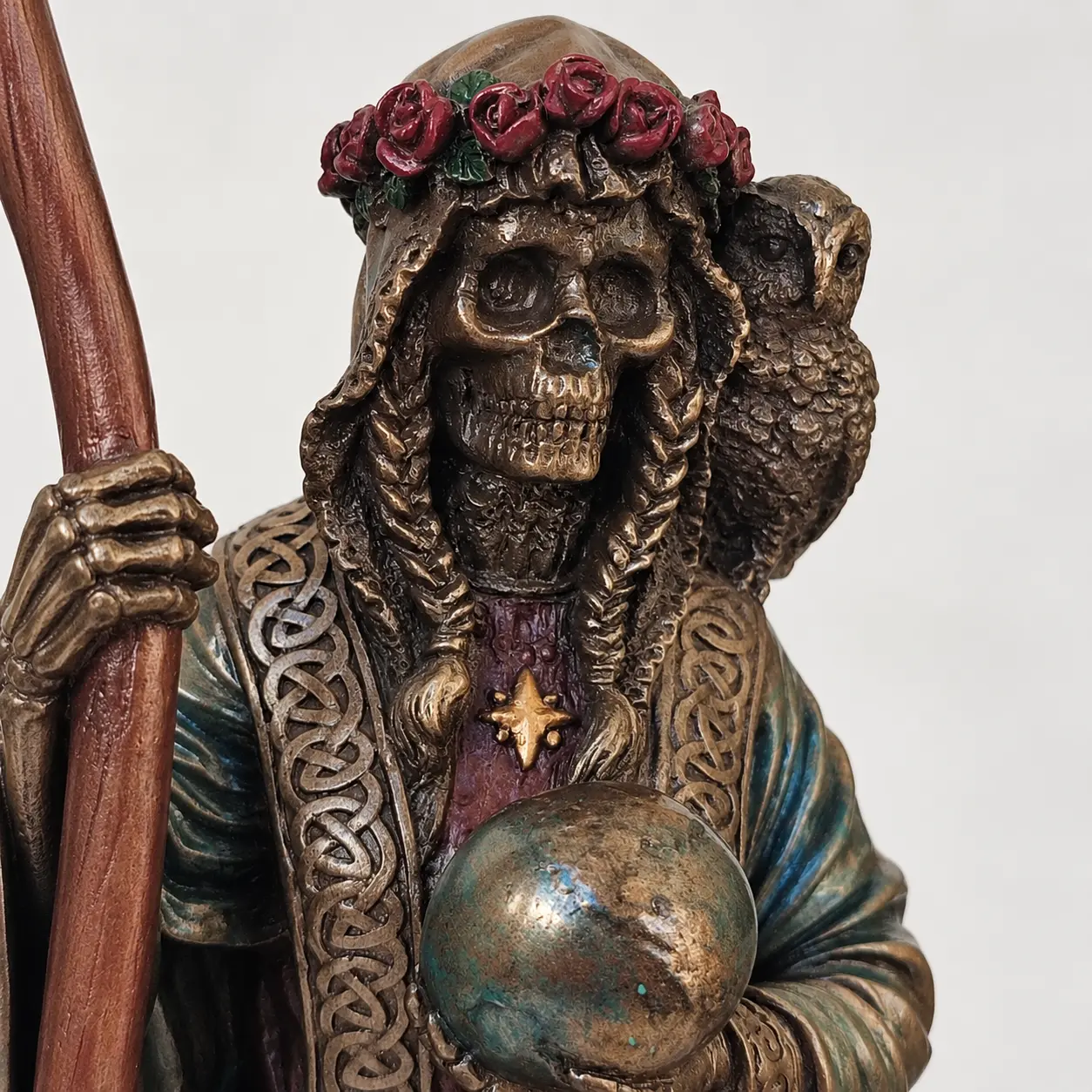 Figura de la Santísima Muerte con Guadaña y Búho Figura de la Santísima Muerte con guadaña, mundo y búho de 28 cm