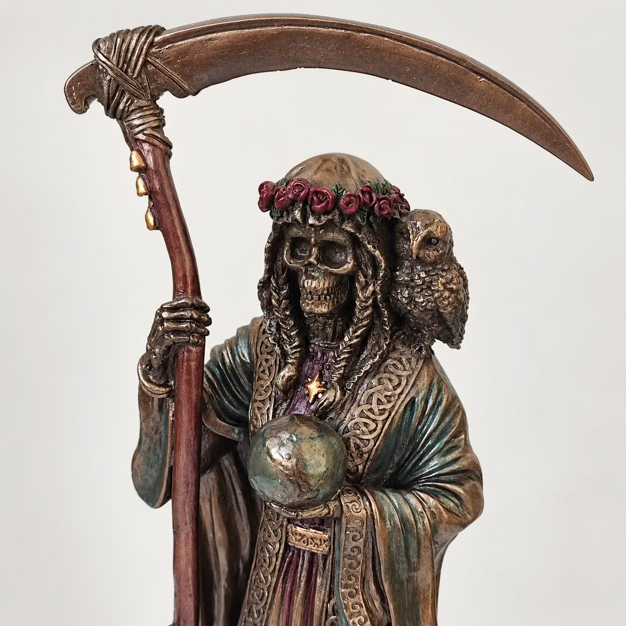 Figura de la Santísima Muerte con Guadaña y Búho Figura de la Santísima Muerte con guadaña, mundo y búho de 28 cm