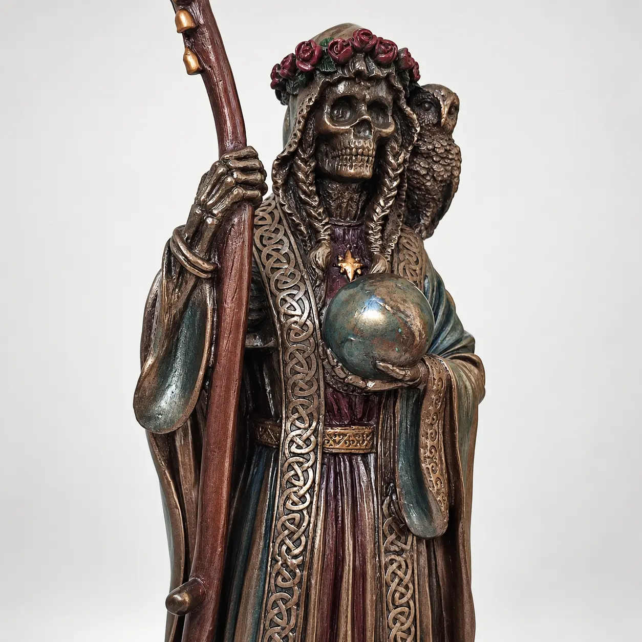 Figura de la Santísima Muerte con Guadaña y Búho Figura de la Santísima Muerte con guadaña, mundo y búho de 28 cm