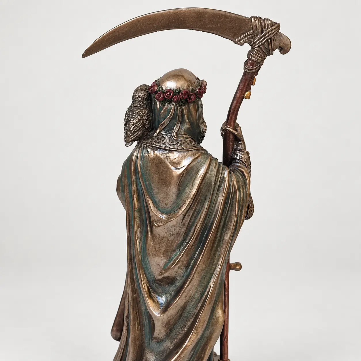 Figura de la Santísima Muerte con Guadaña y Búho Figura de la Santísima Muerte con guadaña, mundo y búho de 28 cm
